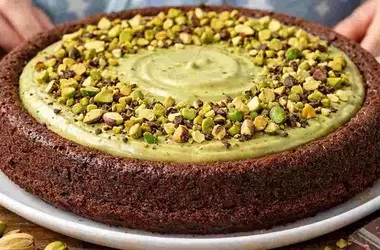 Delizia da Pasticceria Casalinga: Crostata Morbida al Pistacchio e Cioccolato, un Trionfo di Gusto