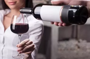 Vino e Salute Cardiovascolare: Un Bilancio tra Benefici e Rischi