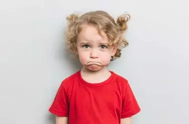 Por qué los Niños Aprenden Más Rápido los Comportamientos Negativos