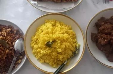 Nasi Kuning: Das goldene Festmahl aus Indonesien