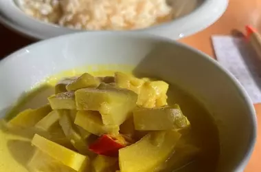 Exotische Abkühlung: Vegane Kokosmilchsuppe mit Bambussprossen aus Indonesien