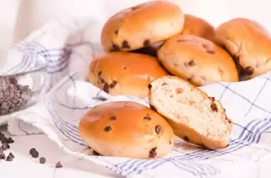 Soffici Brioche Fatte in Casa con Gocce di Cioccolato: Un Dolce Capolavoro per la Colazione