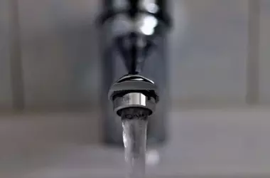 Greenpeace Advierte: Nitratos Contaminan Agua Potable en la Mayoría de Municipios Españoles