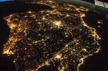 La contaminación lumínica global aumenta un 16% en menos de una década a pesar de los avances tecnológicos