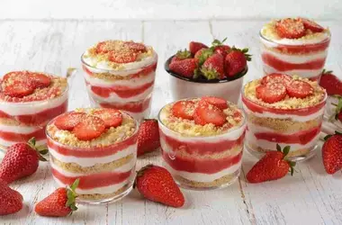 La Rivoluzione della Cheesecake: Fragole, Bicchiere e Niente Forno