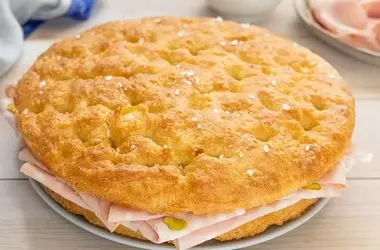 Focaccia Soffice e Versatile: Perfetta da Farcire a Piacere