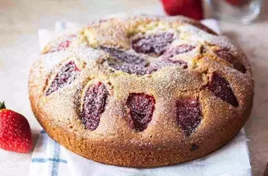 Dolce Delizia: La Torta di Fragole Morbida che Trasforma la Frutta Matura