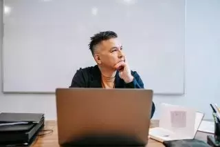 The Dynamics of Persistent Negative Thoughts and Emotional Well-being